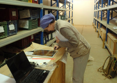 Lucía revisa unos linos escritos en el almacén donde tenemos un cuarto enorme sólo para la “Spanish mission”.