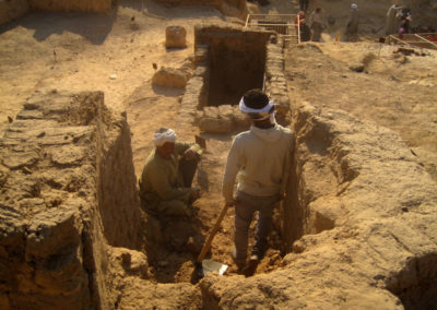 Capilla de adobe y pozo funerario de Intefmose, excavado por José Miguel y Yuma.