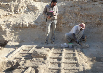 Gamal y David excavan los restos de un pequeño jardín o huerto de carácter ritual.