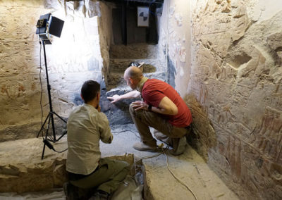 Kristian Vertes discute con Carmen y Dani detalles del dibujo epigráfico en la tumba de Djehuty.