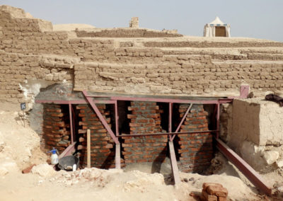 El muro izquierdo del patio de entrada a la tumba de Djehuty ya está casi calzado y listo para retirar las vigas.