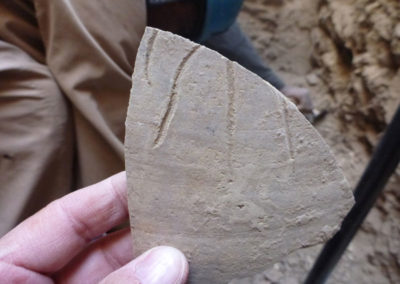 Fragmento de cerámica con el nombre de Ahmose, hallado en el fondo del pozo.