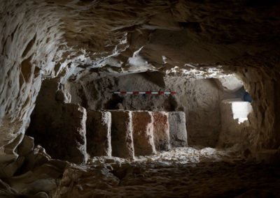 El pozo de la tumba intermedia excavado por Cisco, con la escalera de adobes del siglo II a. C.