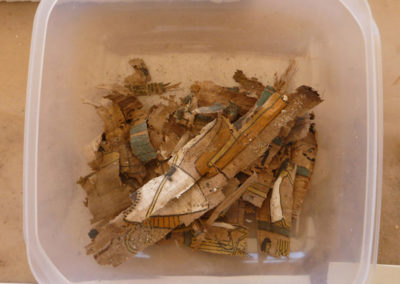 Fragmentos de papiro hallados en el área de David, ahora en la mesa de restauración de Pía.