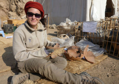 Zulema revisa la cerámica hallada en el pozo funerario de Djehuty hace ya seis años.