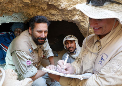 Hisham, David, Yamal y Salima documentando la excavación en el fondo del pozo.