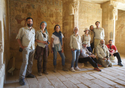 El grupo dentro del templete de Amenhotep III.