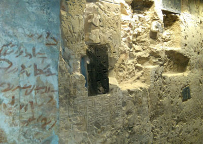 Tumba de Djehuty con grafiti demótico escrito a la entrada de la sala más interna.