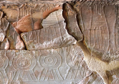Incrustado en el suelo de la tumba de Hery hemos descubierto un fragmento del friso “heker” de la pared derecha.