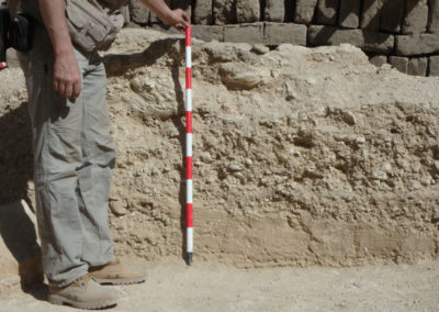 David sujeta un jalón para fotografiar el perfil de la amortización del patio, con el estrato de arenas aluviales en la base.