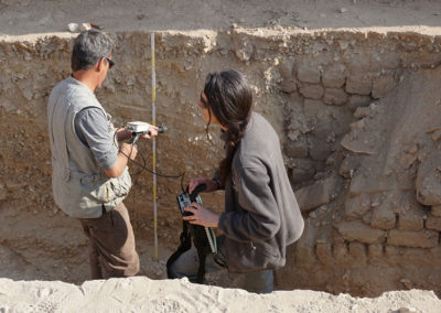 Sole y Sergio toman datos con el medidor de susceptibilidad magnética dentro de la cata reabierta en el patio de la tumba de Djehuty.