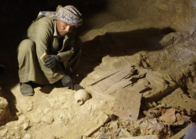 Ibrahim excava con Carlos el interior de la tumba asociada al jardín.