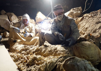 Salima excava la sala anexa a la tumba de Hery, con numerosas momias en superficie.