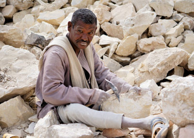 El cantero prepara piedras de caliza para la restauración del recrecimiento de la fachada de Djehuty.