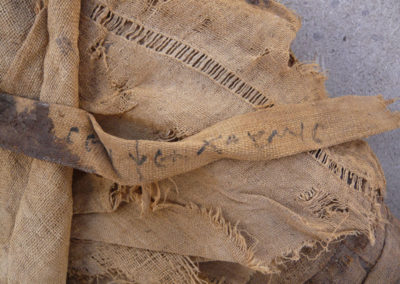 Lino con inscripción en griego, de una de las momias de época romana halladas por David.