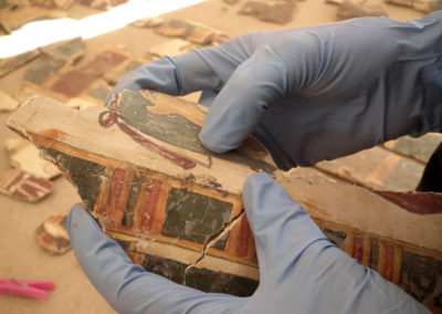 Los fragmentos pertenecen a cuatro “cajas de momia”, rotas en pedazos por los saqueadores.
