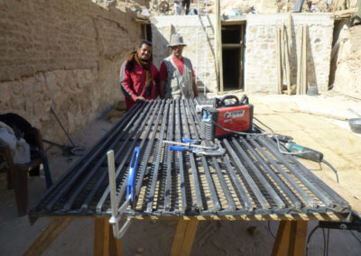 Nacho y el soldador fabrican la puerta de metal del nuevo cerramiento de la tumba de Djehuty.