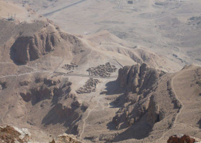 Casas en la montaña de los artesanos que construyeron y decoraron las tumbas del Valle de los Reyes.