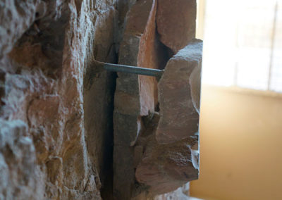 Recolocación de los fragmentos caídos de la pared derecha de la tumba de Hery.