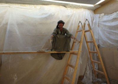 Ahmed Tuamy se encarga de cubrir los muros modernos con mortero y “hiba” para distinguir lo antiguo de lo moderno.