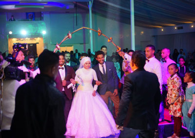 La novia es recibida por todo lo alto, acompañada por sus hermanos Hazem y Ahmed.