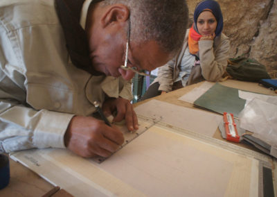 Ayada dibuja cerámica ante la atenta mirada de Sahara.