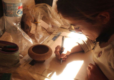 Elena dibuja cerámica en la jama grande.