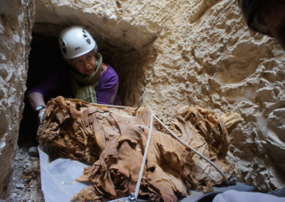 Pía ayuda a José Miguel con el manejo de los restos de momia para que sufran lo menos posible en el traslado.