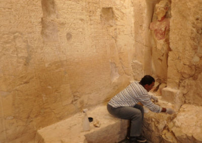 Uno de los restauradores egipcios, Rifai, consolida el pedestal de la estatua de Djehuty.