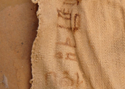“El sacerdote “puro” Amenhotep, años 16”, escrito en una esquina de una tela de lino.