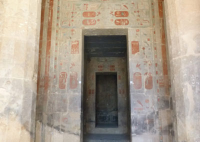 Entrada a la capilla central del templo de Deir el-Bahari.