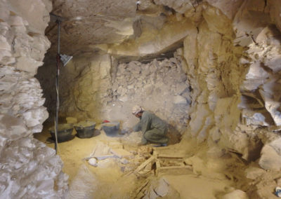 Yasín excava dentro de la tumba asociada al jardín.