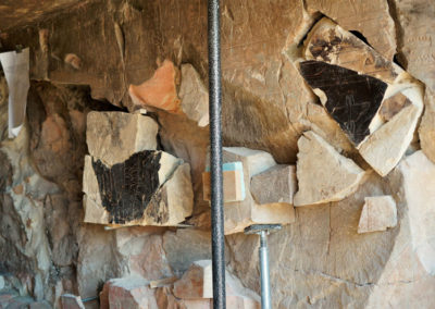 Vista de algunos de los fragmentos que ha recolocado ya Miguel Ángel a la entrada de la tumba de Hery.