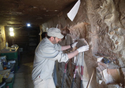 Miguel Ángel recoloca en su sitio bloques de la pared de la tumba de Hery.