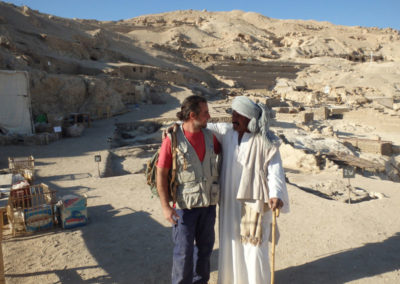 Alí se despide de Nacho al final de la jornada, pues mañana se va a Sudán a trabajar para una misión arqueológica americana.