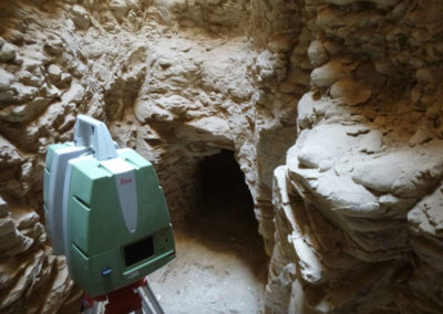 Joan ha hecho un paréntesis en el acabado del nuevo cierre de la tumba de Djehuty para escanear el pozo que excavó José Miguel.