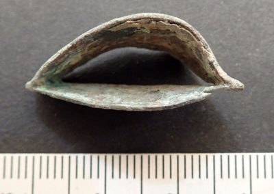 Perfil de bronce de un ojo, probablemente de una estatua de madera, hallado en el pozo que excava Carlos.