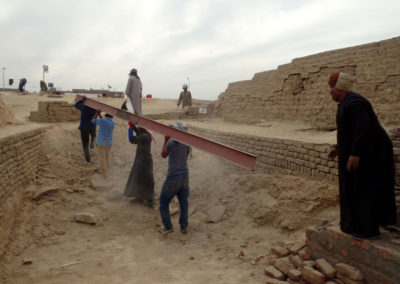 Desmontando las vigas que sostenían el muro de adobe de Djehuty.