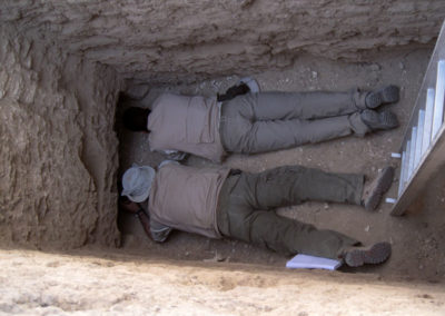 David y el mudir se aoman al interior de la cámara sepulcral del pozo.