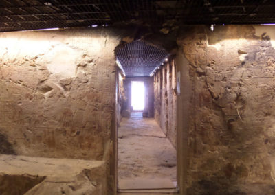 Vista del pasillo central de la tumba-capilla de Djehuty, de dentro hacia fuera.