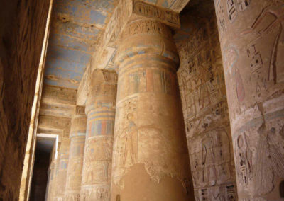 Columnas con policromía en el templo de Medinet Habu.