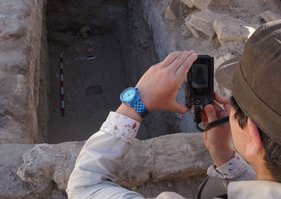 Angie fotografía el comienzo de la cámara excavada en la roca del pozo.