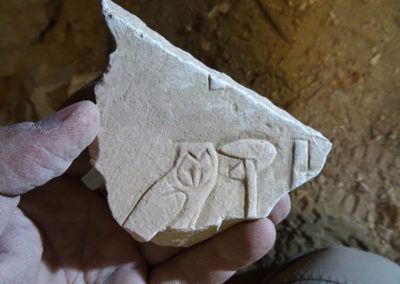 Fragmento de relieve hallado por David en su pozo.