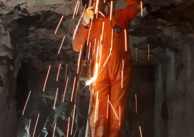 El soldador prepara la instalación del techo de metal en la sala transversal de la tumba de Djehuty.