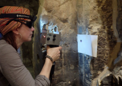 Nina hace ensayos con el láser para la limpieza de las paredes de la tumba de Djehuty.