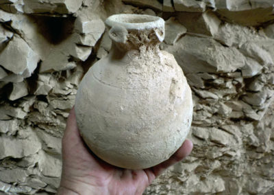 Jarrita de la dinastía XII, de cerámica margosa y decoración incisa y modelada.