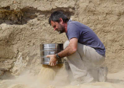 Guillem cribando arena de dentro de la tumba de la dinastía XII.
