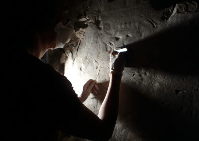 Suni limpia una de las paredes de la tumba de Djehuty de concreciones de barro.