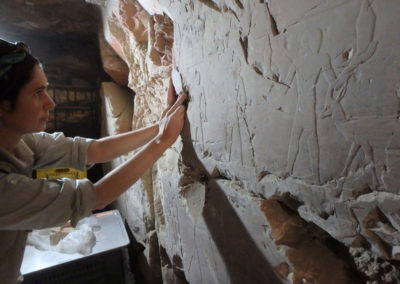 Lucía encuentra la ubicación de un fragmento de la pared derecha de la tumba de Hery.