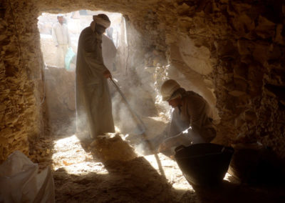 Excavación en el interior de la tumba que supervisa Carlos.